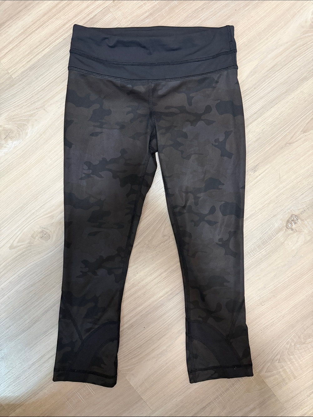 Lululemon Black Camouflage Run Inspire Crop II Leggings.  Sz 2